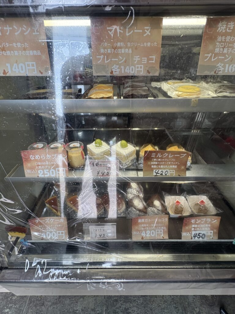 「ティーダカフェのショーケースに並ぶスイーツ」