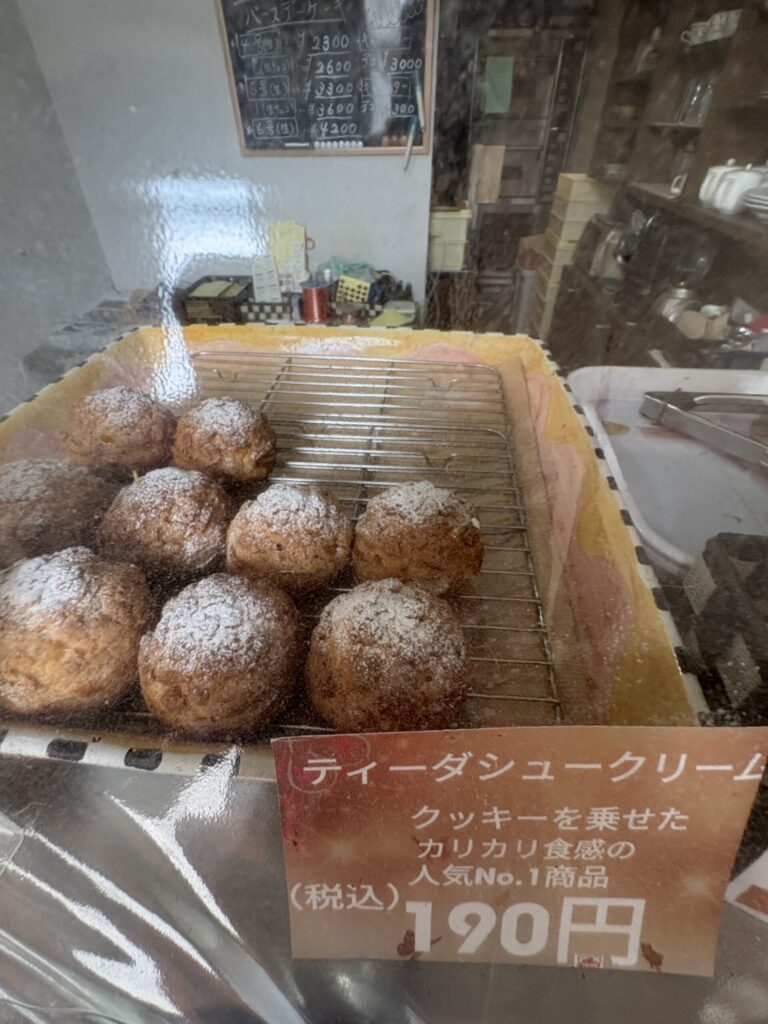 店頭に並ぶティーダ・カリカリシュークリーム