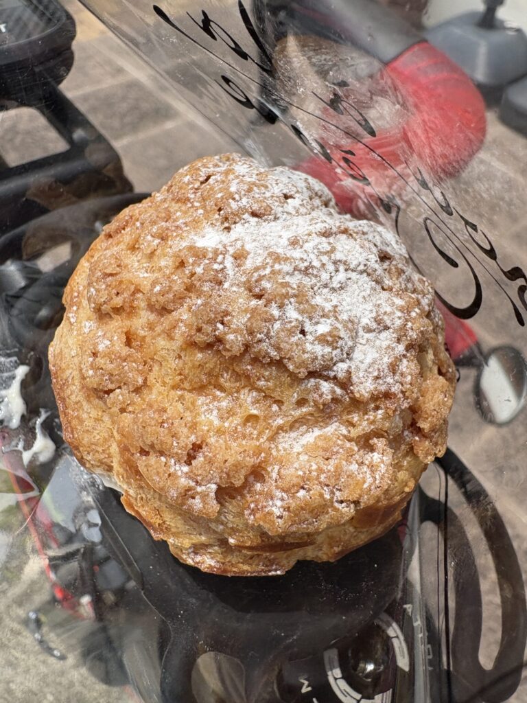 外側がカリカリのティーダ・シュークリーム