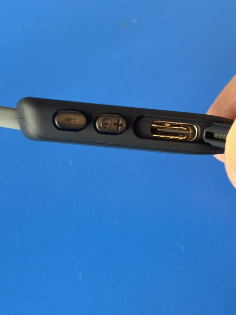 Shokz OpenMove ボタン・USB-C端子